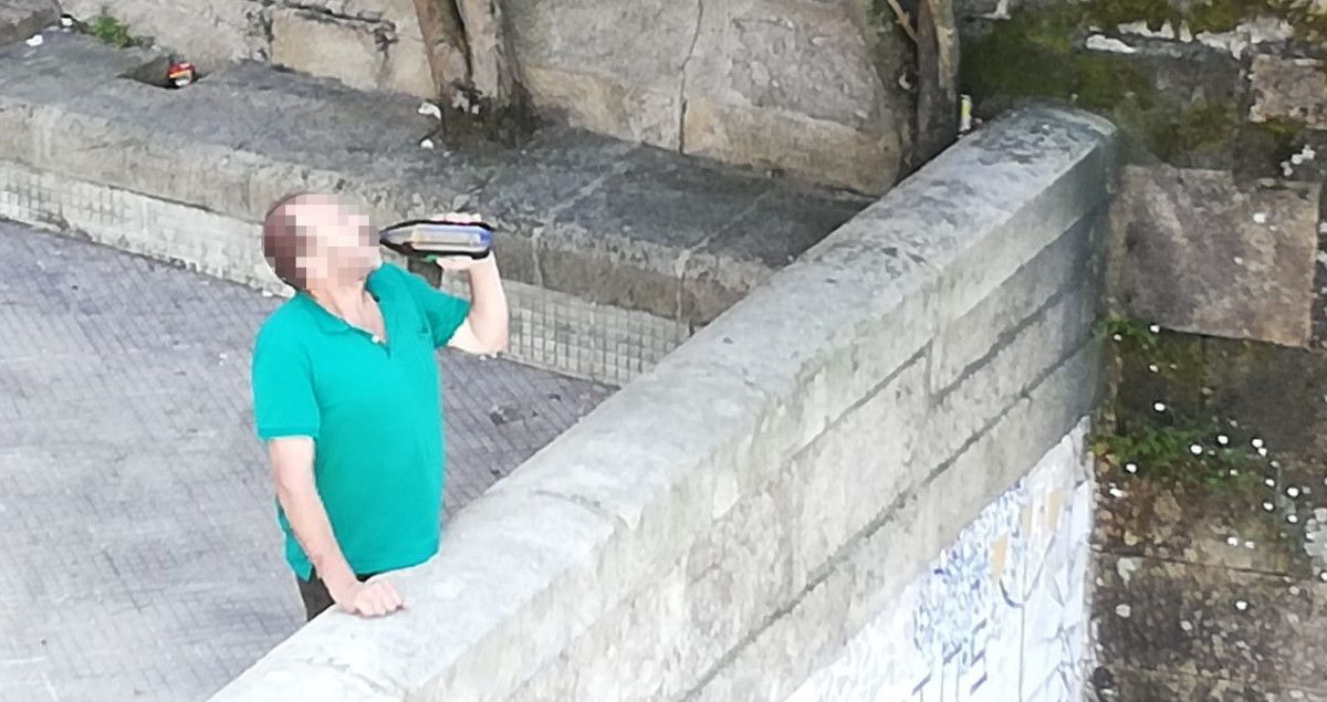 Quejas de los vecinos de la calle Cruceiro por el comportamiento de los usuarios de Rexurdir
