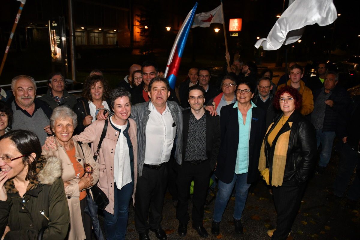 Tradicional pegada de carteles en la Alameda para la campaña de las elecciones generales del 10N