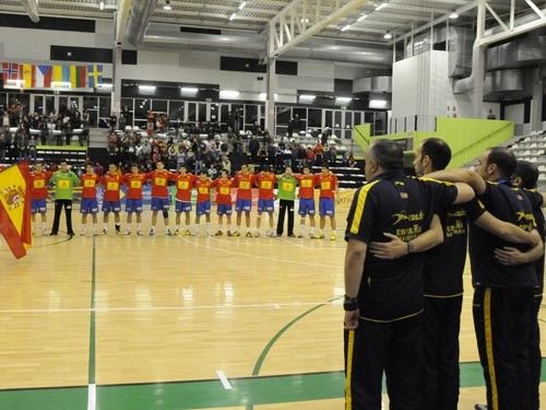 La Selección Española juvenil de balonmano, antes de comenzar un partido