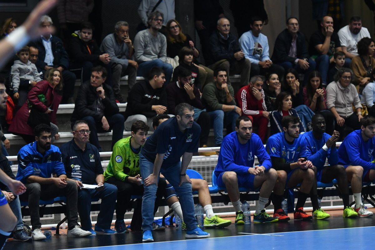 Partido de liga entre Teucro e Cisne no Pavillón Municipal