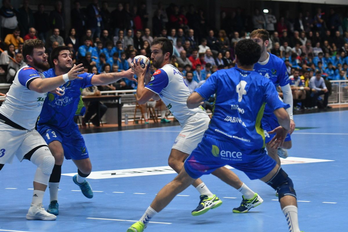 Partido de liga entre Teucro e Cisne no Pavillón Municipal