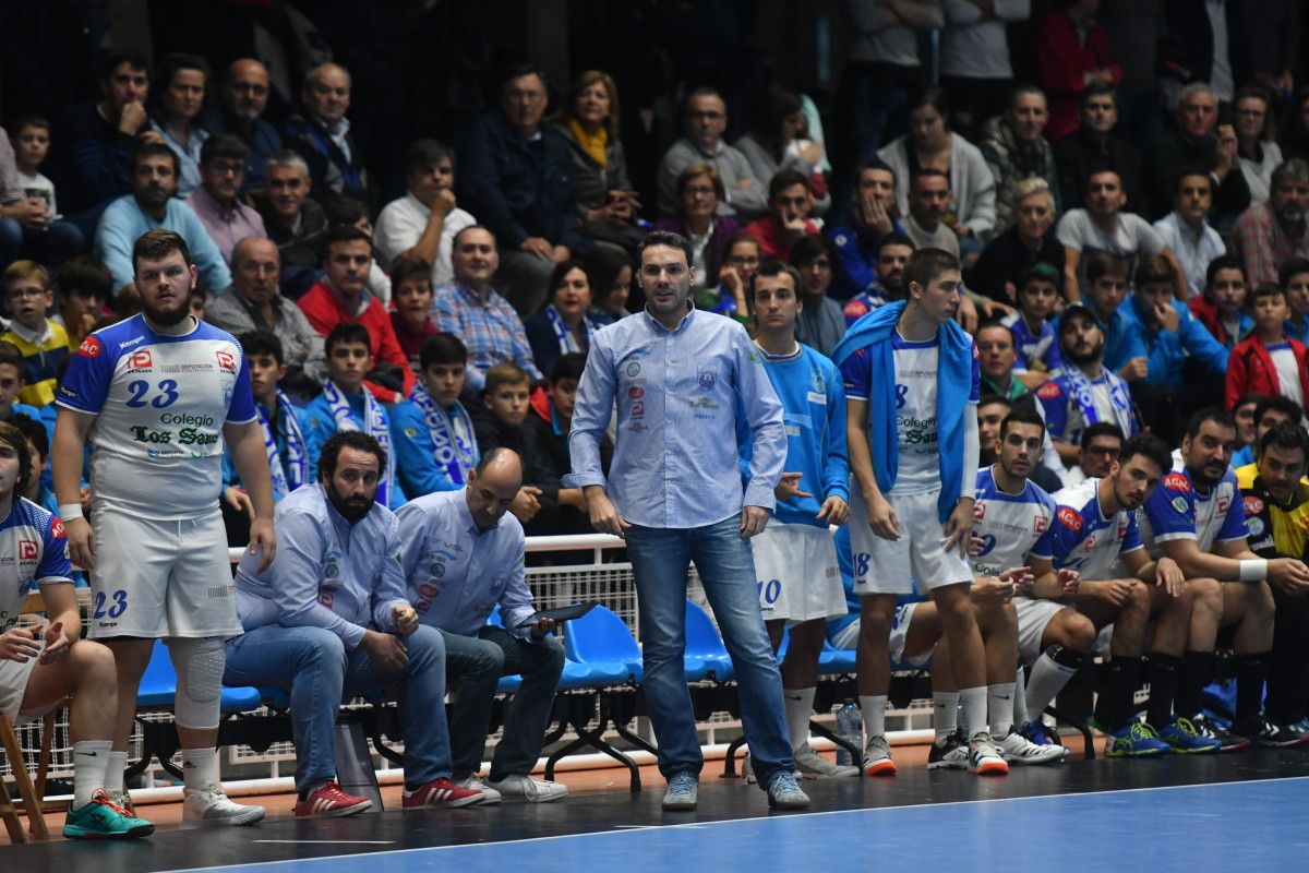 Partido de liga entre Teucro e Cisne no Pavillón Municipal
