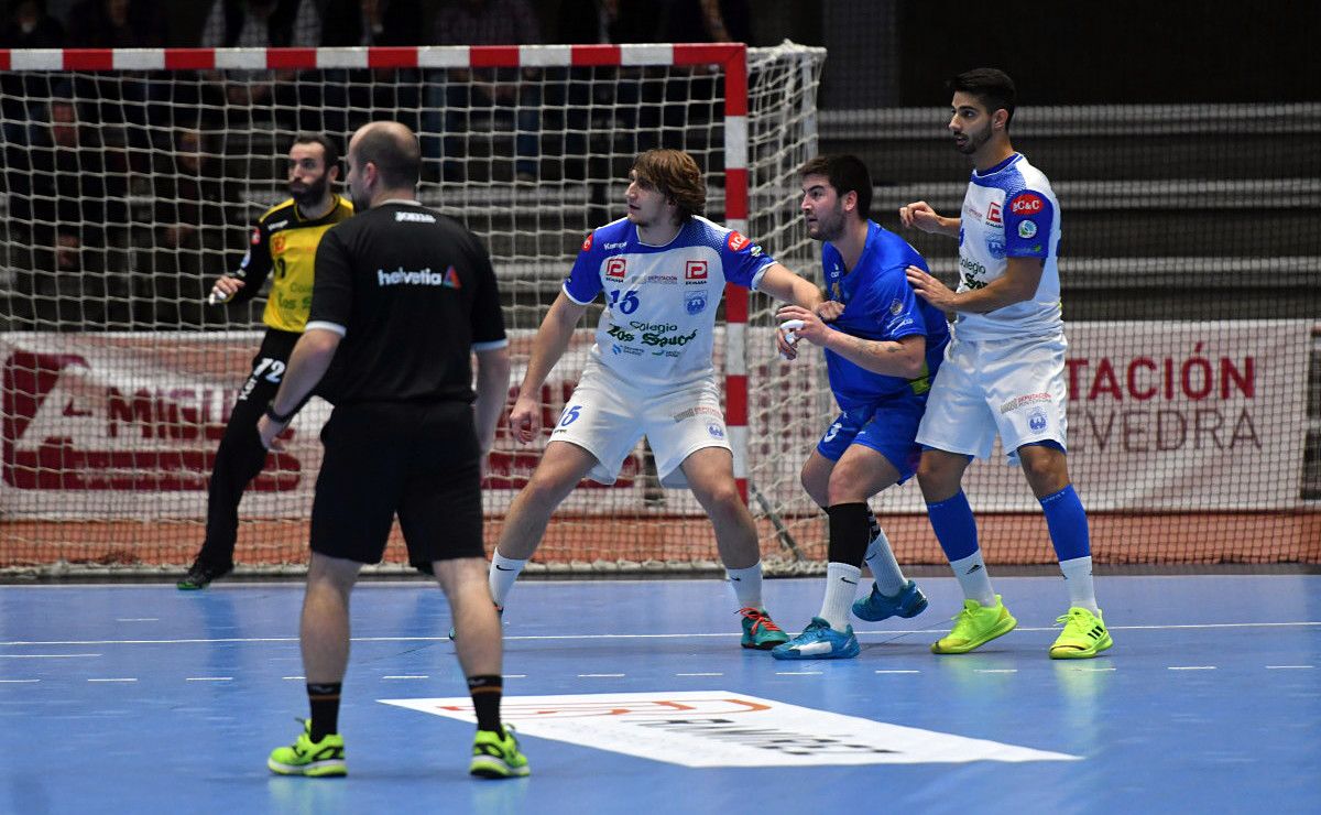 Partido de liga entre Teucro y Cisne en el Pabellón Municipal