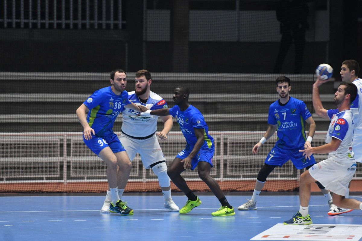 Partido de liga entre Teucro e Cisne no Pavillón Municipal