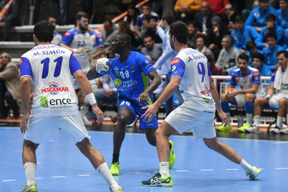 Partido de liga entre Teucro y Cisne en el Pabellón Municipal