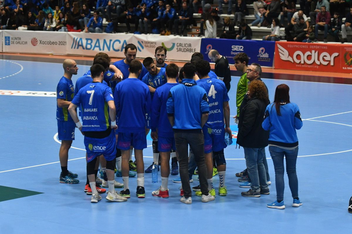 Partido de liga entre Teucro e Cisne no Pavillón Municipal