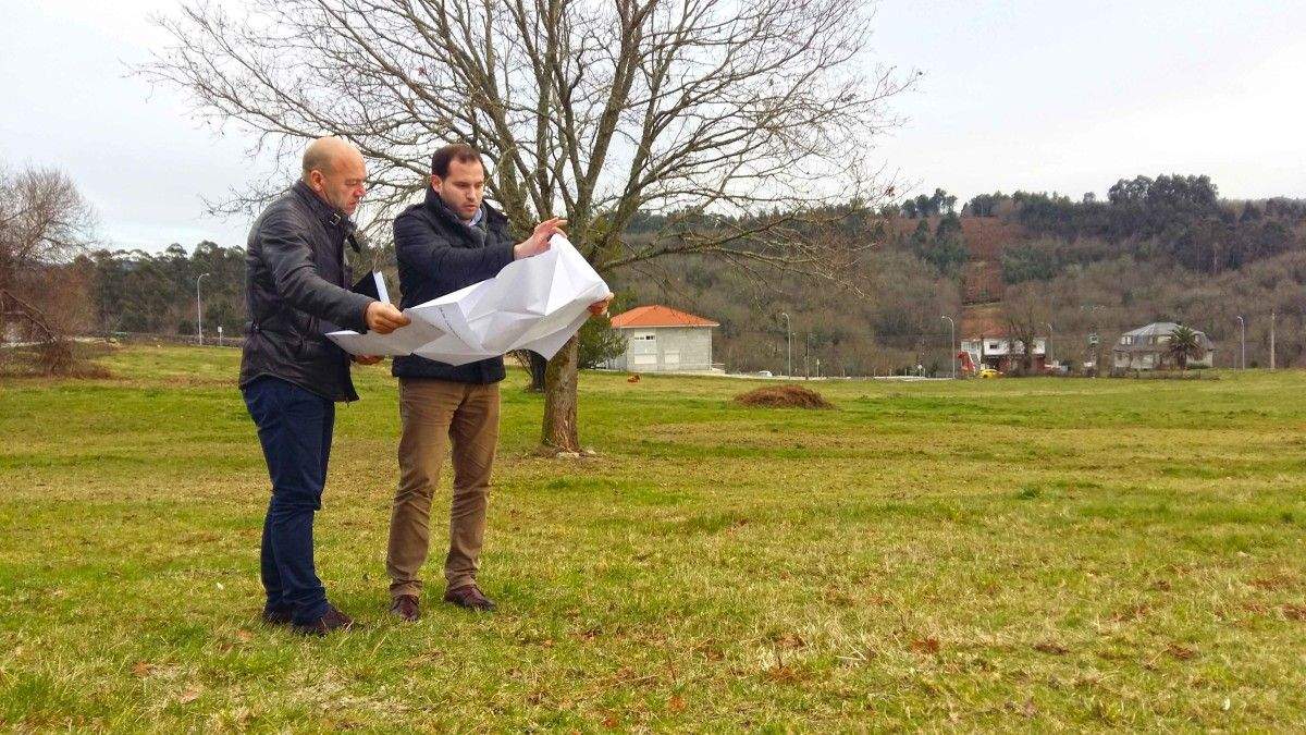 Jorge Cubela, alcalde de Cerdedo-Cotobade, visita os terreos onde está prevista a construción da Residencia da Terceira Idade