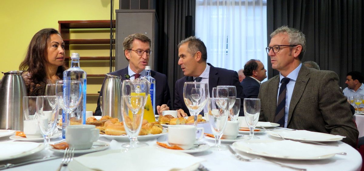 Núñez Feijóo mantiene un desayuno con representantes del empresariado pontevedrés