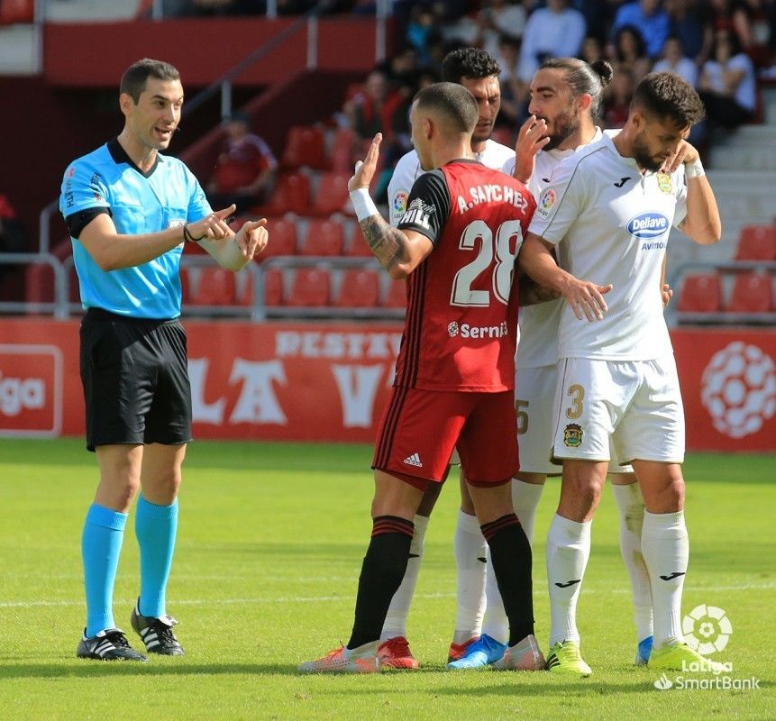 Alejandro Muñiz, durante el Mirandés-Fuenlabrada de la jornada 11 de Segunda División 19/20