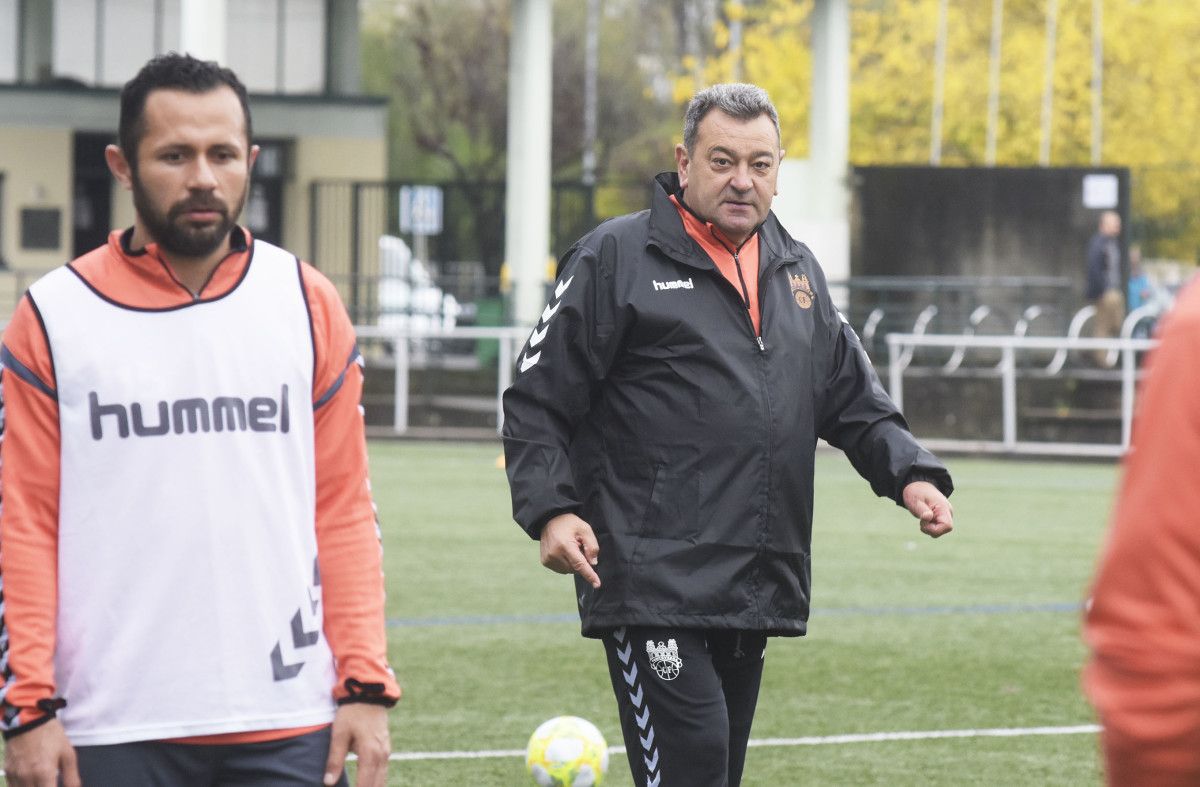 Alfredo Mejía e Carlos Pouso nun adestramento do Pontevedra na Xunqueira