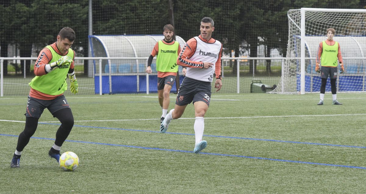 Pol Bueso (22) adestrando co Pontevedra na Xunqueira