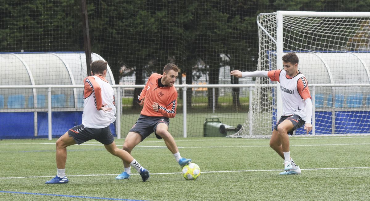 Álex González durante o primeiro adestramento do Pontevedra con Carlos Pouso