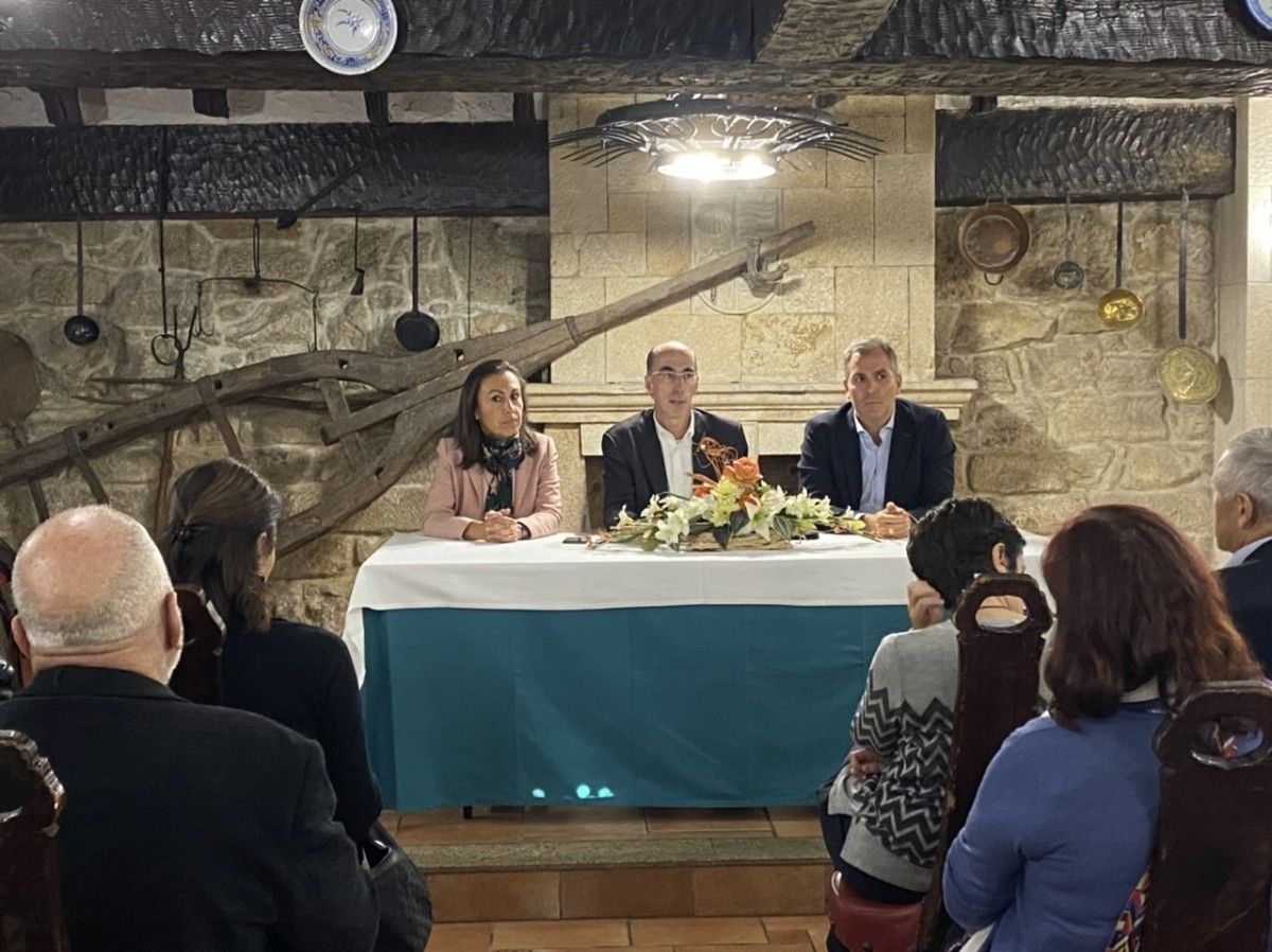Acto electoral de María Ramallo, Jesús Vázquez Almuiña y Rafa Domínguez con personal sanitario