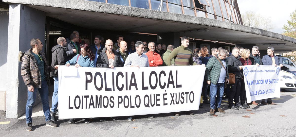 Protesta dos sindicatos da policía local frente a xefatura
