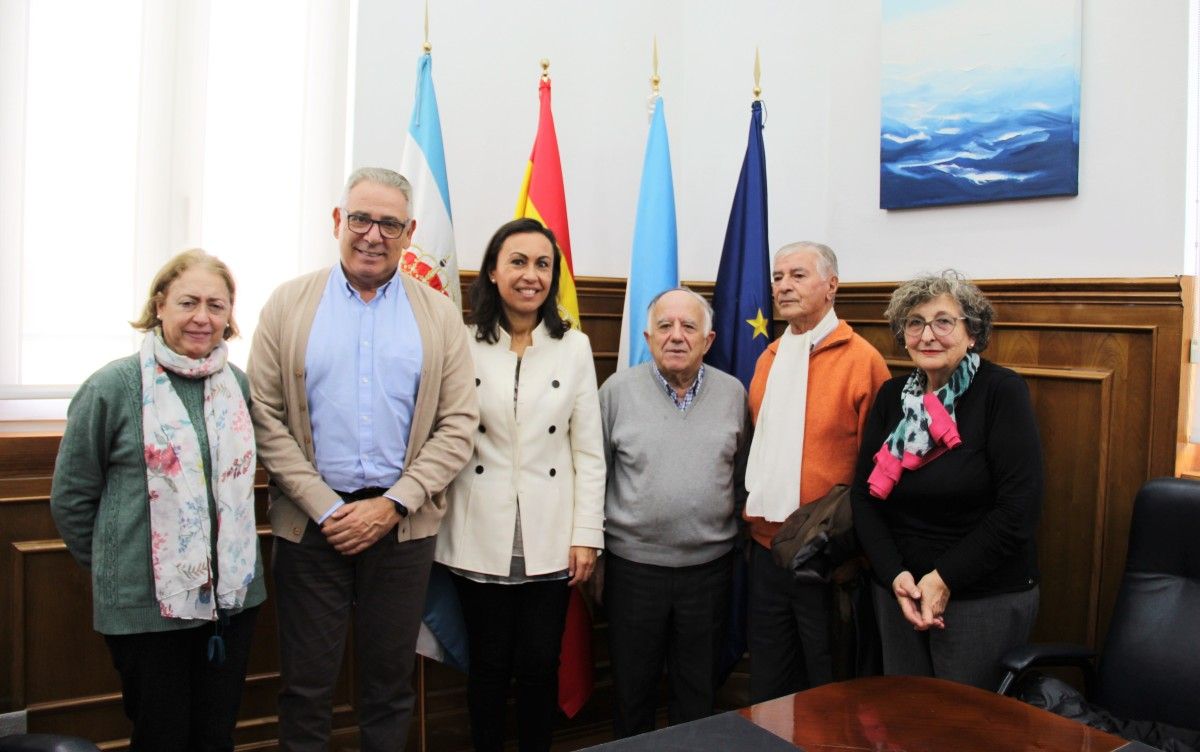O neto do fundador da Banda de Música Popular de Marín, Ricardo  Sampablo, recibido no  Concello