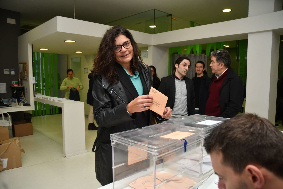 Carme da Silva votando en las elecciones del 10N
