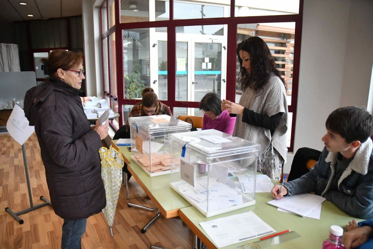 Pontevedreses votando en las elecciones generales del 10N