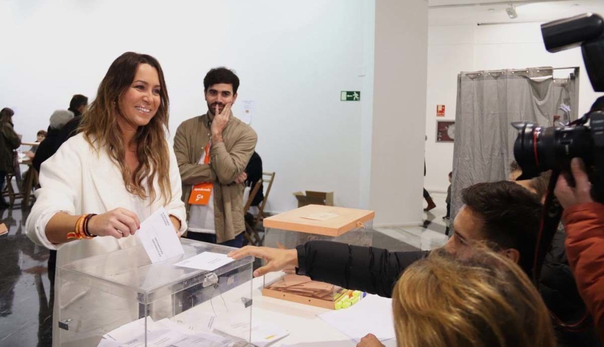 Beatriz Pino, votando en las elecciones del 10N