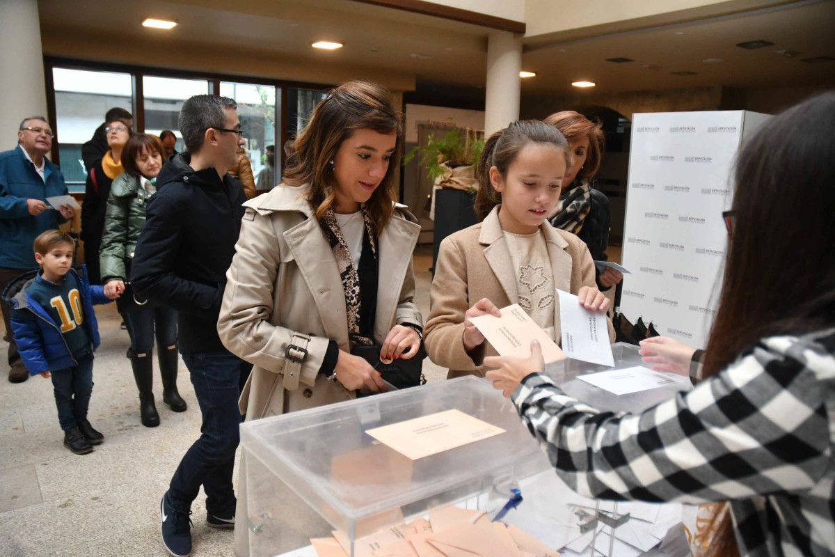 Pontevedreses votando en las elecciones generales del 10N