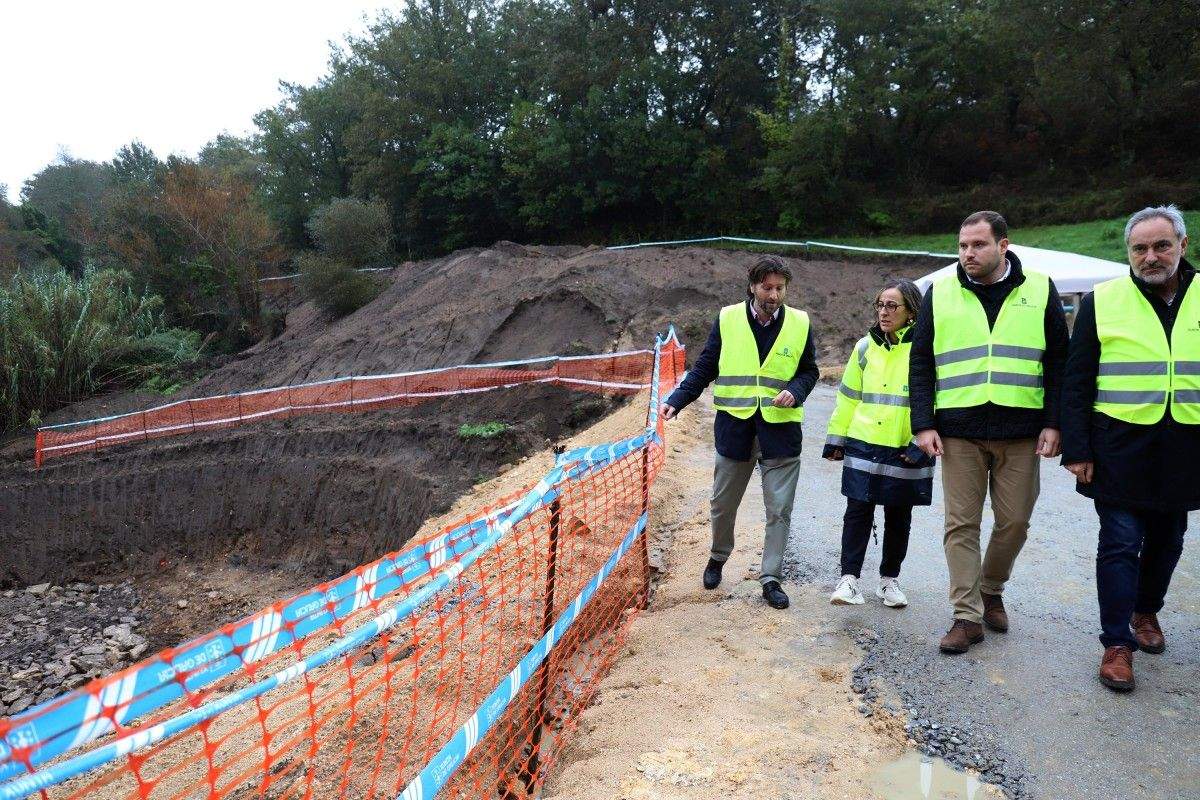Visita de Ethel Vázquez ás obras de saneamento en Tenorio