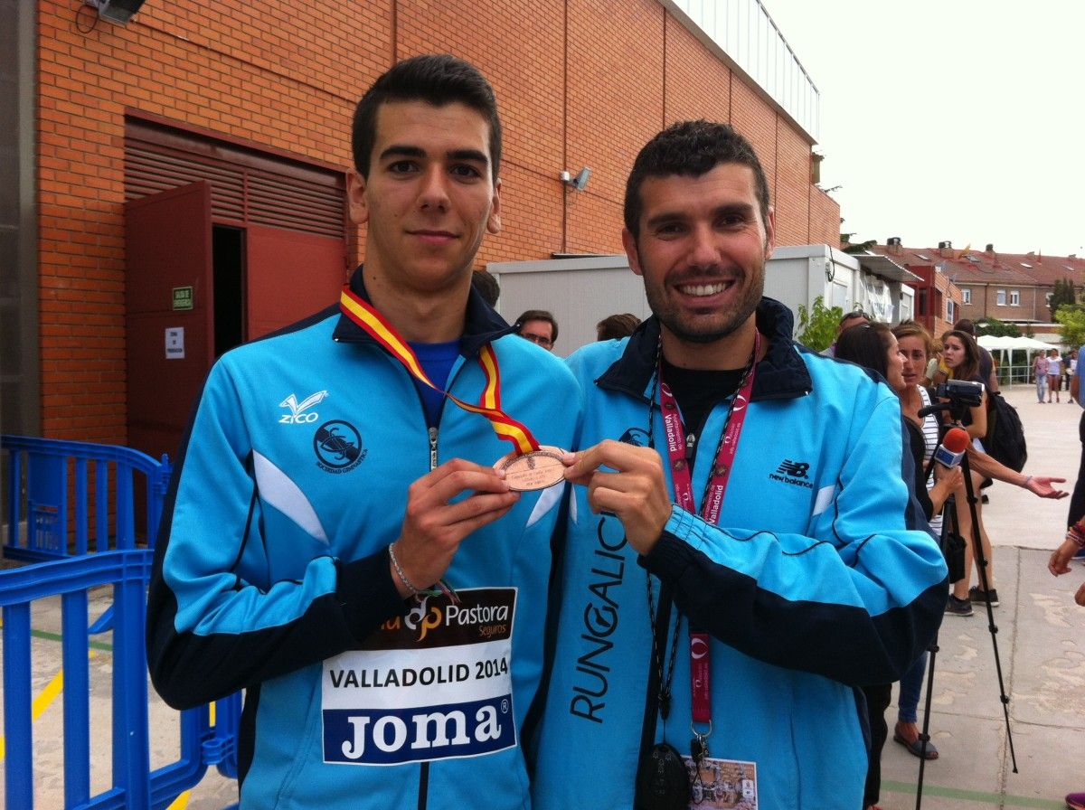 Alfonso Pérez co seu adestrador, Pablo Díaz, tras colgarse o ouro no Nacional Xuvenil