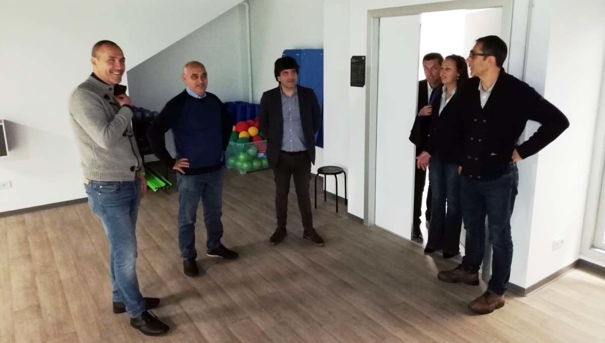 Tino Fernández acompaña ao concelleiro de Deportes de Paredes durante a súa visita a Pontevedra