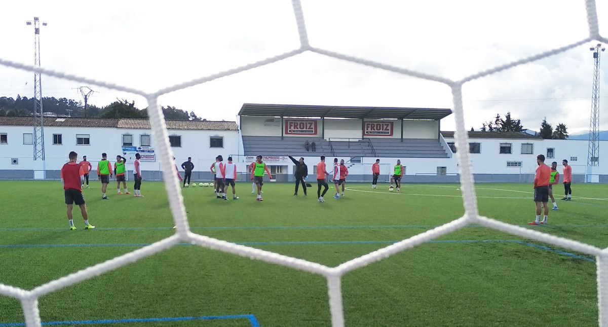Entrenamiento del Pontevedra en el campo de fútbol de A Seca en Poio