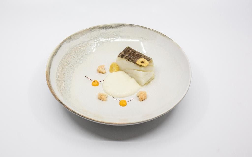 Bacallau con crema de coliflor, coliflores encurtidas e emulsión de allada