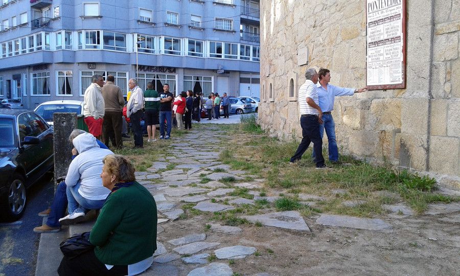 Aficionados haciendo cola para comprar entradas