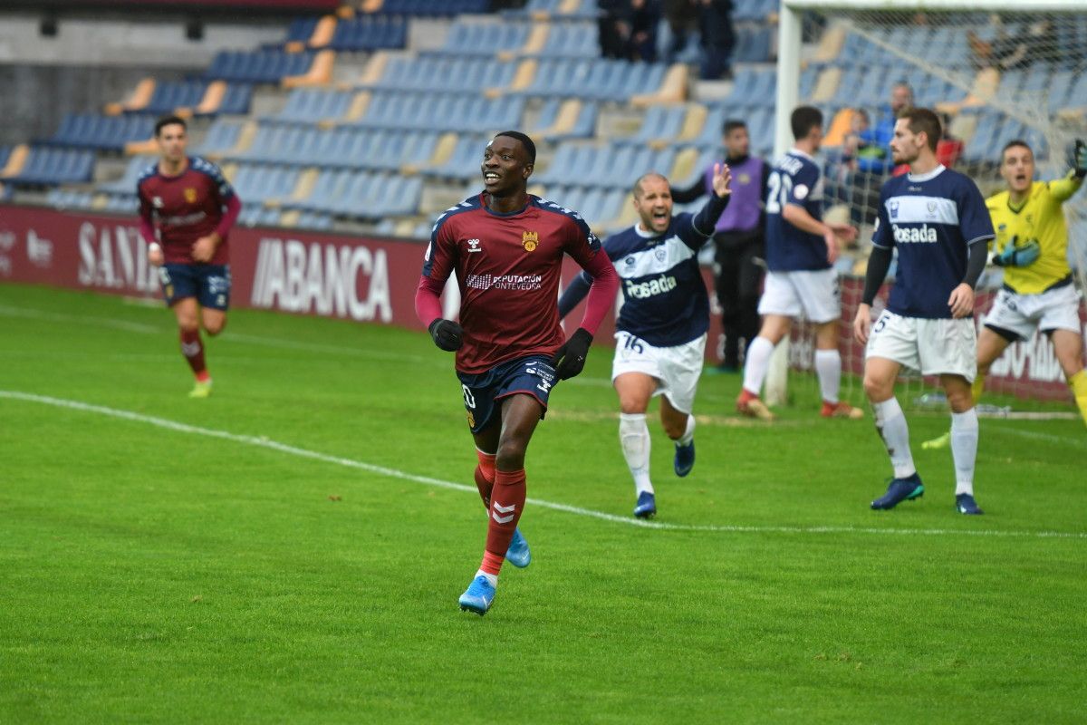 Partido de liga entre Pontevedra y Marino de Luanco en Pasarón