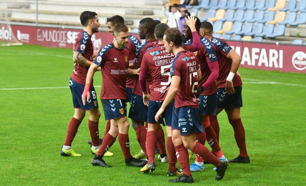 Partido de liga entre Pontevedra e Marino de Luanco en Pasarón