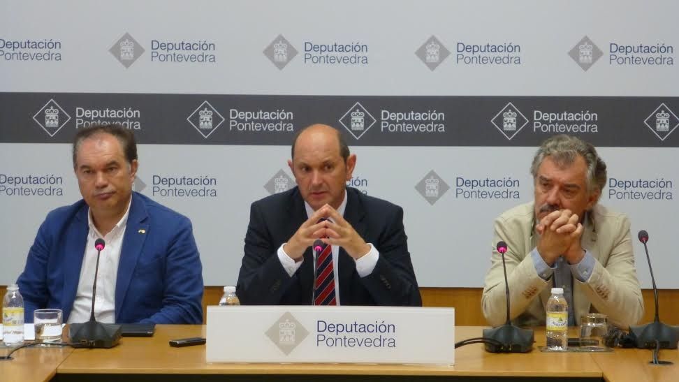 Rafael Louzán leu o manifesto acompañado polo alcalde de Lalín e o alcalde de Caldas
