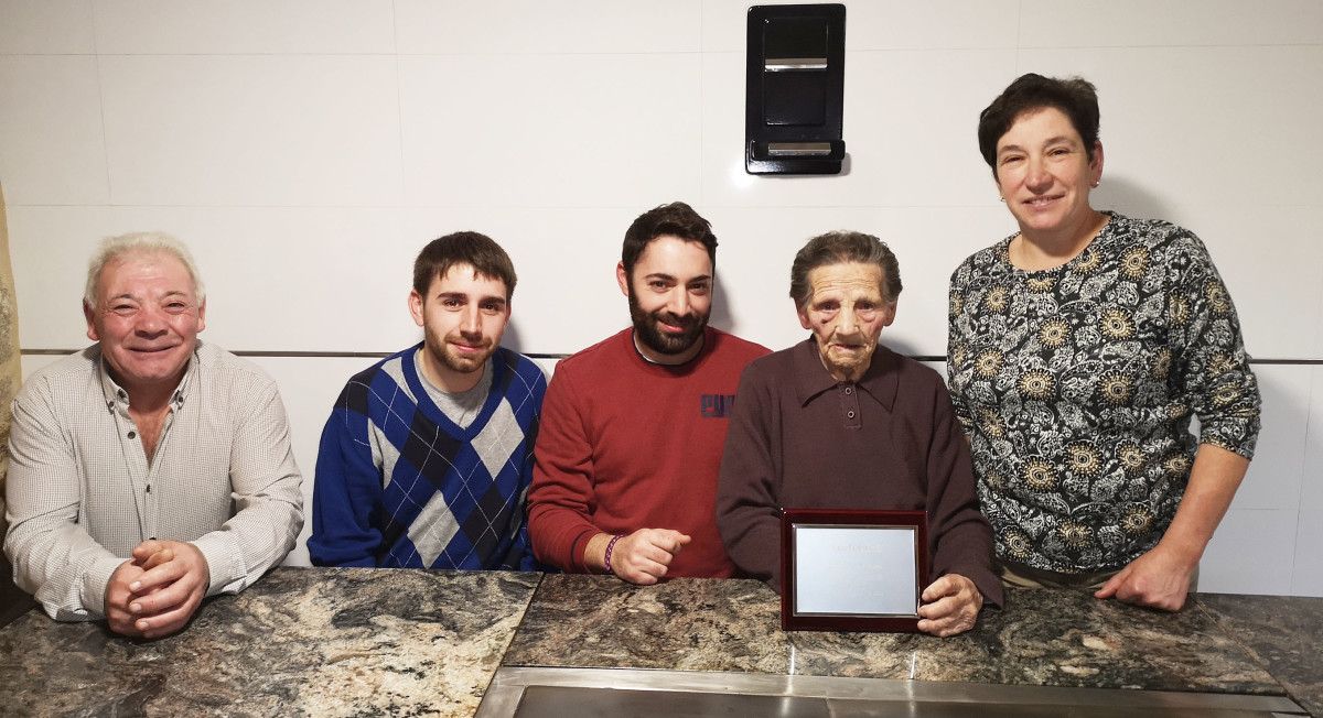 El alcalde de Cuntis visita a Clementina Fernández por su 103 cumpleaños
