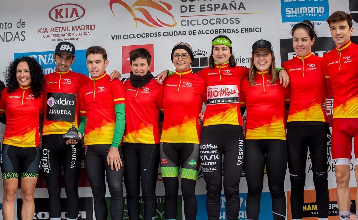 Irene Trabazo (segunda pola dereita) no podio da Copa de España de Ciclocrós en Alcobendas