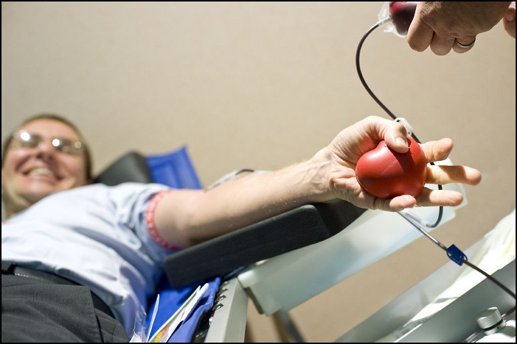 Unha persoa doando sangue