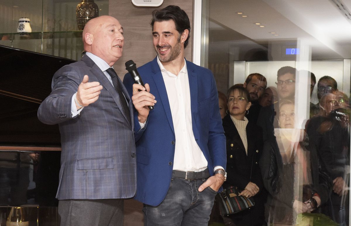 Juan Perdiz, gerente de Servicios Funerarios San Marcos-Tanatorio Pontevedra, y el presentador David Amor