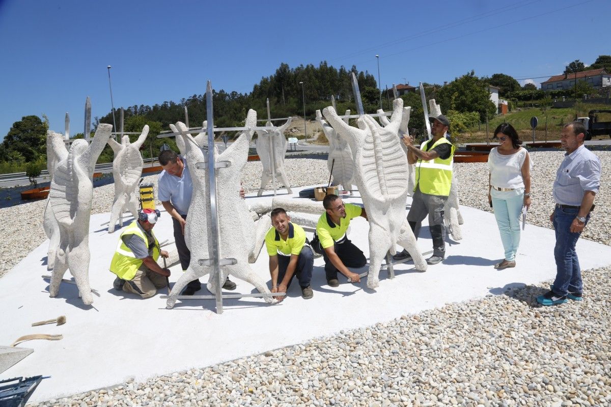 Instalación do conxunto escultórico do 'carneiro ao espeto'