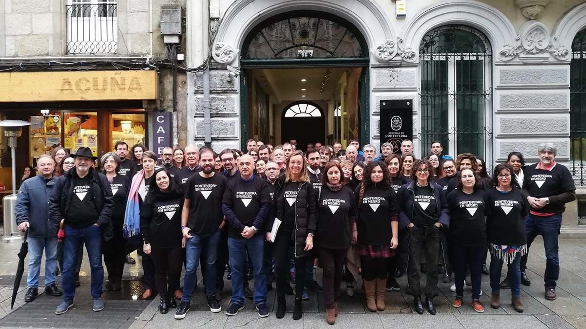 Concentración de los funcionarios municipales por el 25N a las puertas del Concello