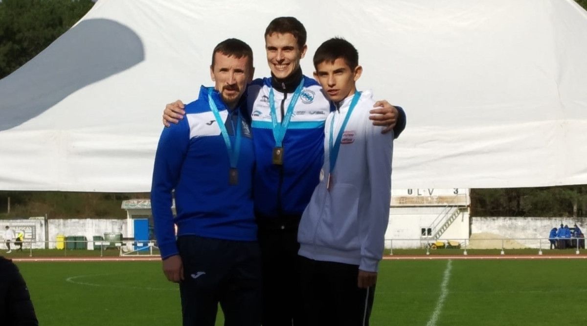 Daniel Chamosa (centro), no podio do Campionato Galego de Marcha en Pista
