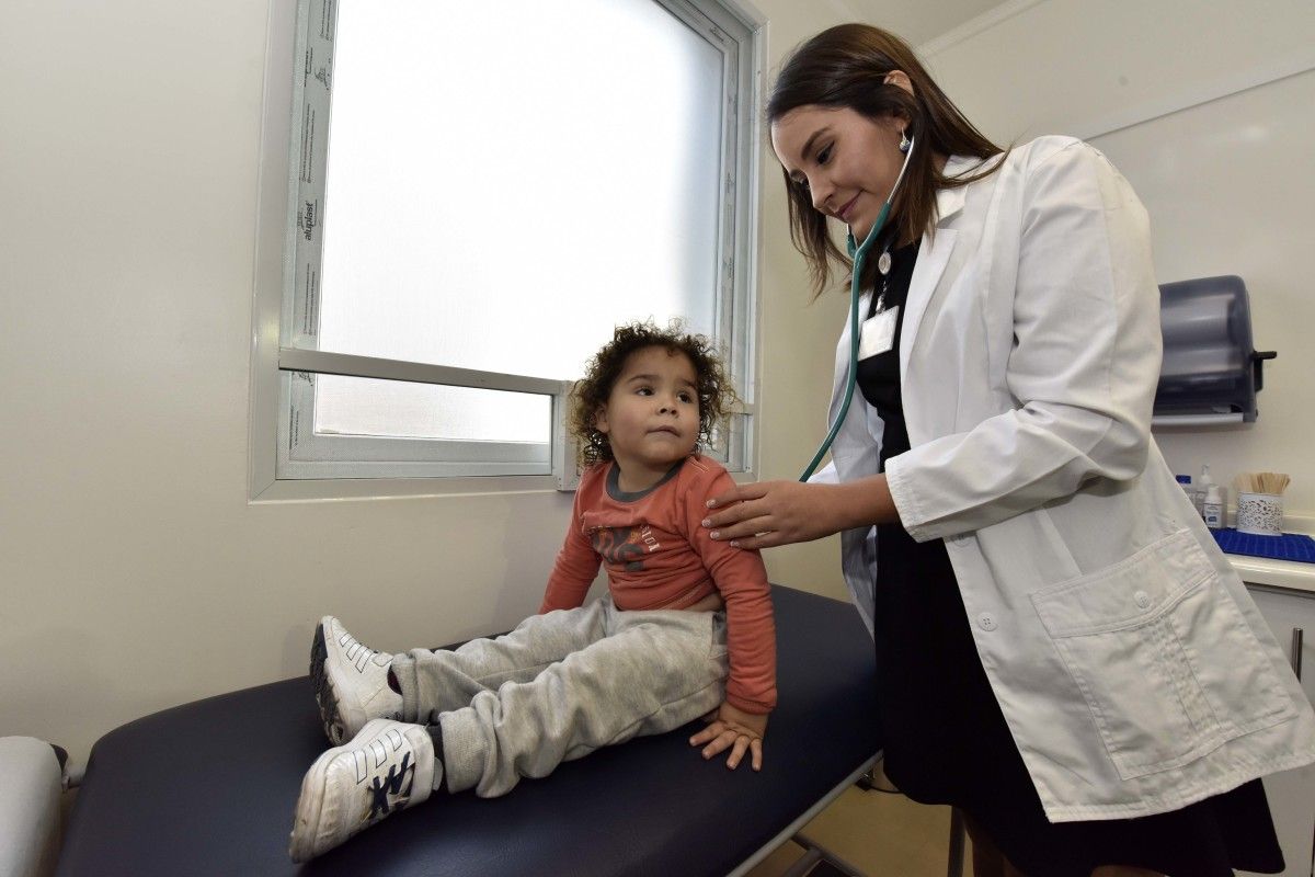 Pediatra en la consulta