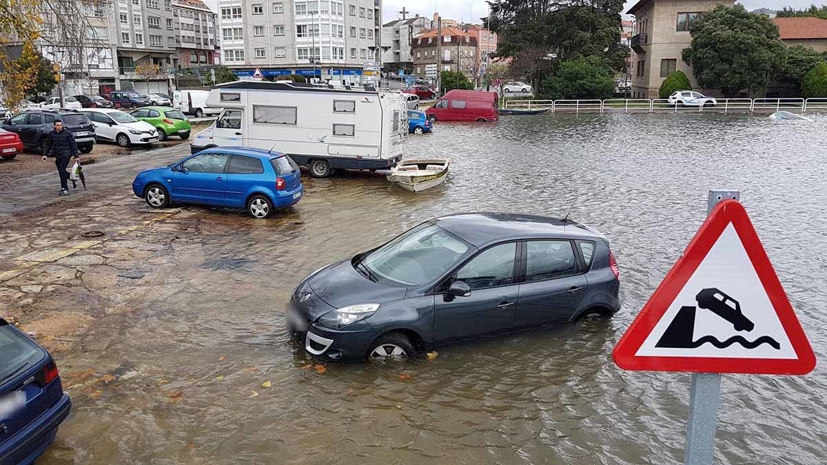 Coches aparcados en As Corbaceiras sorprendidos por el agua