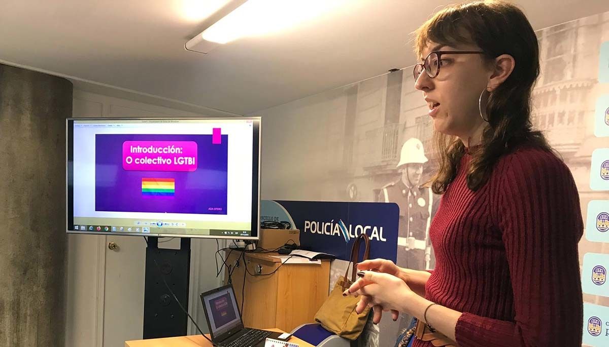 Ada Otero imparte un curso sobre LGTBIfobia na Policía Local