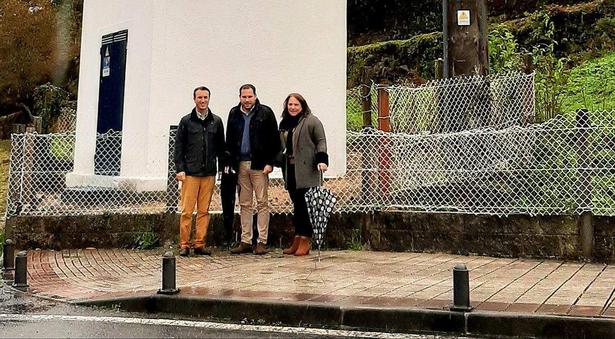 Visita das autoridades ao centro de transformación eléctrico de Cerdedo