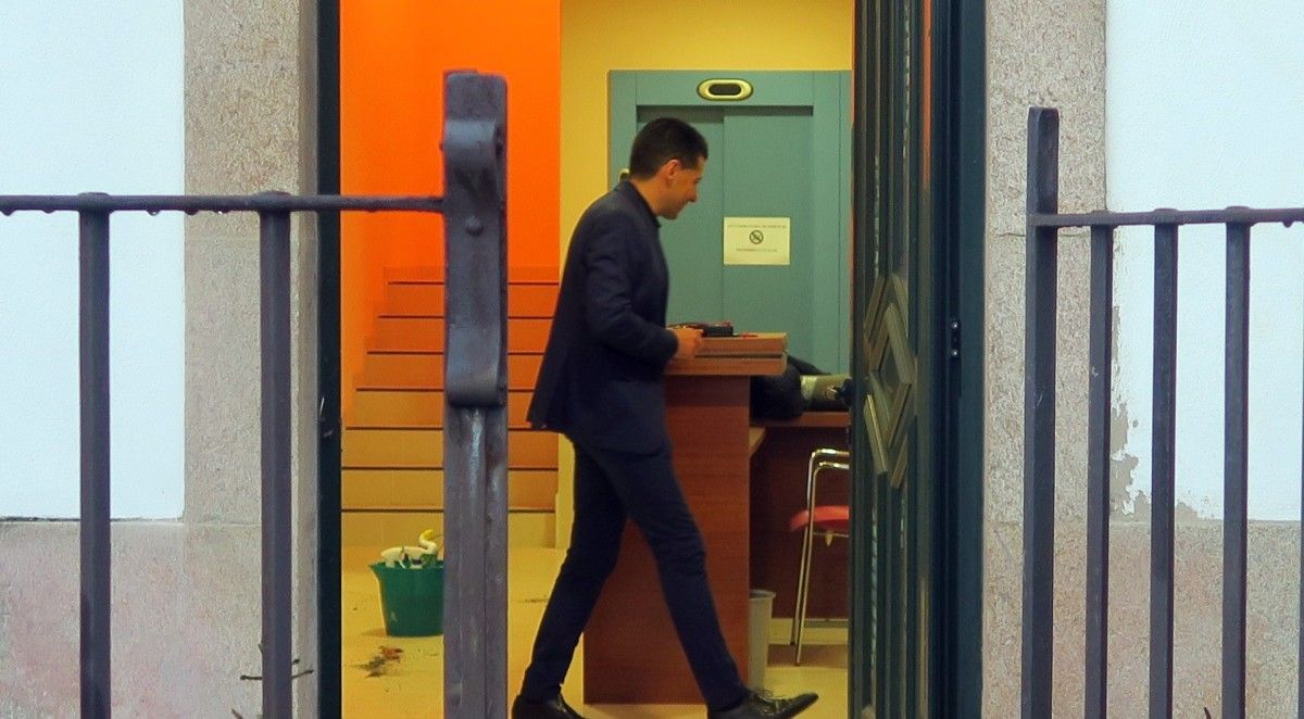 Andrés Díaz ante o ascensor da Casa da Quintán