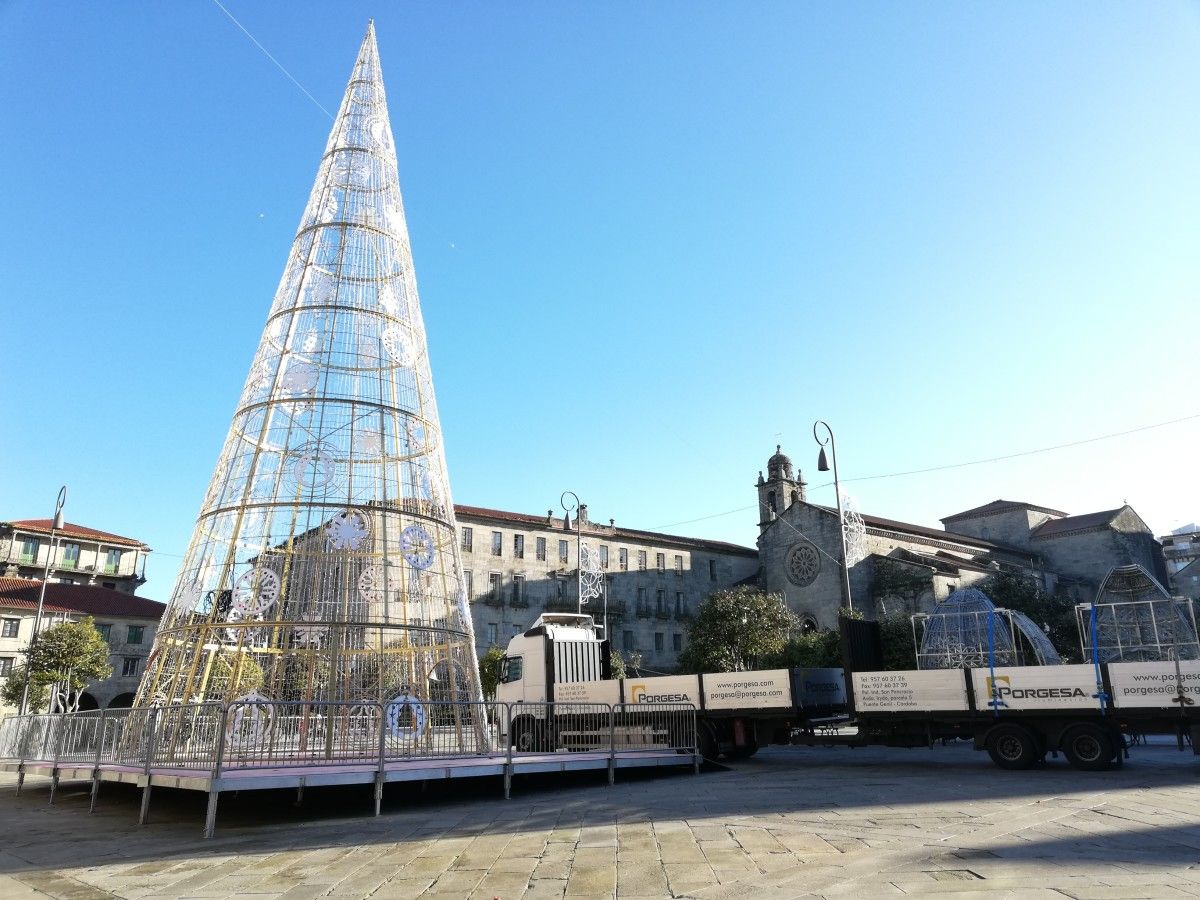 Instalación del árbol de Navidad en A Ferrería