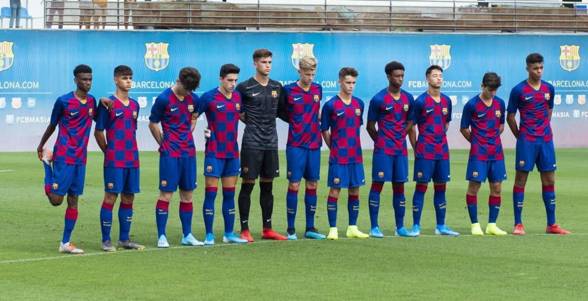 Coke Carrillo (de negro) en un partido con el juvenil B del FC Barcelona