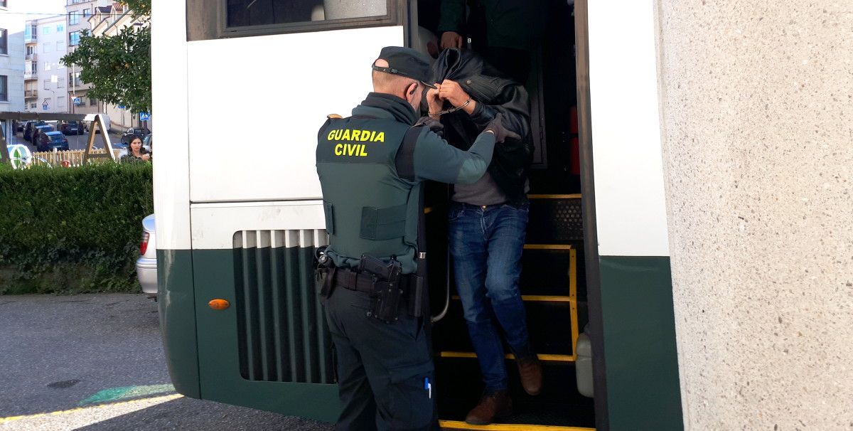 A Garda Civil traslada a detidos na operación contra o narcotráfico no Vao de Arriba ao Xulgado da Parda