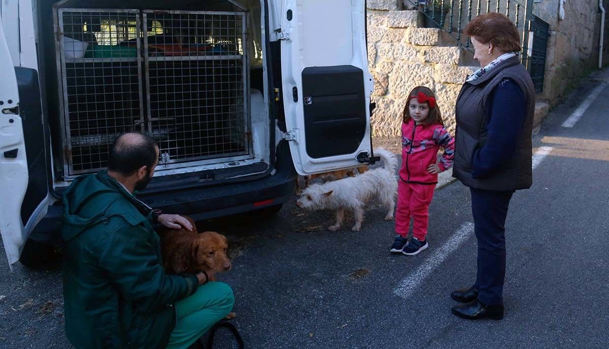 Bertín con Elisa y Mariña en su nuevo hogar