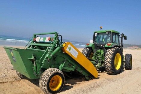 Tractor da Deputación para a limpeza das praias