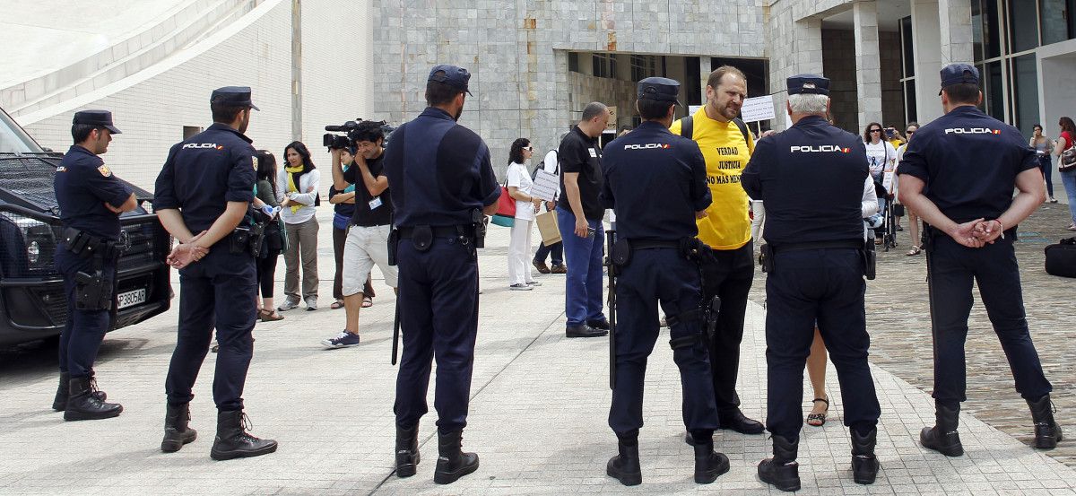 Un cordón policial impide ás vítimas do Alvia acceder á Cidade dá Cultura durante a entrega das Medallas de Ouro de Galicia Un cordón policial impide ás vítimas do Alvia acceder á Cidade dá Cultura durante a entrega das Medallas de Ouro de Galicia